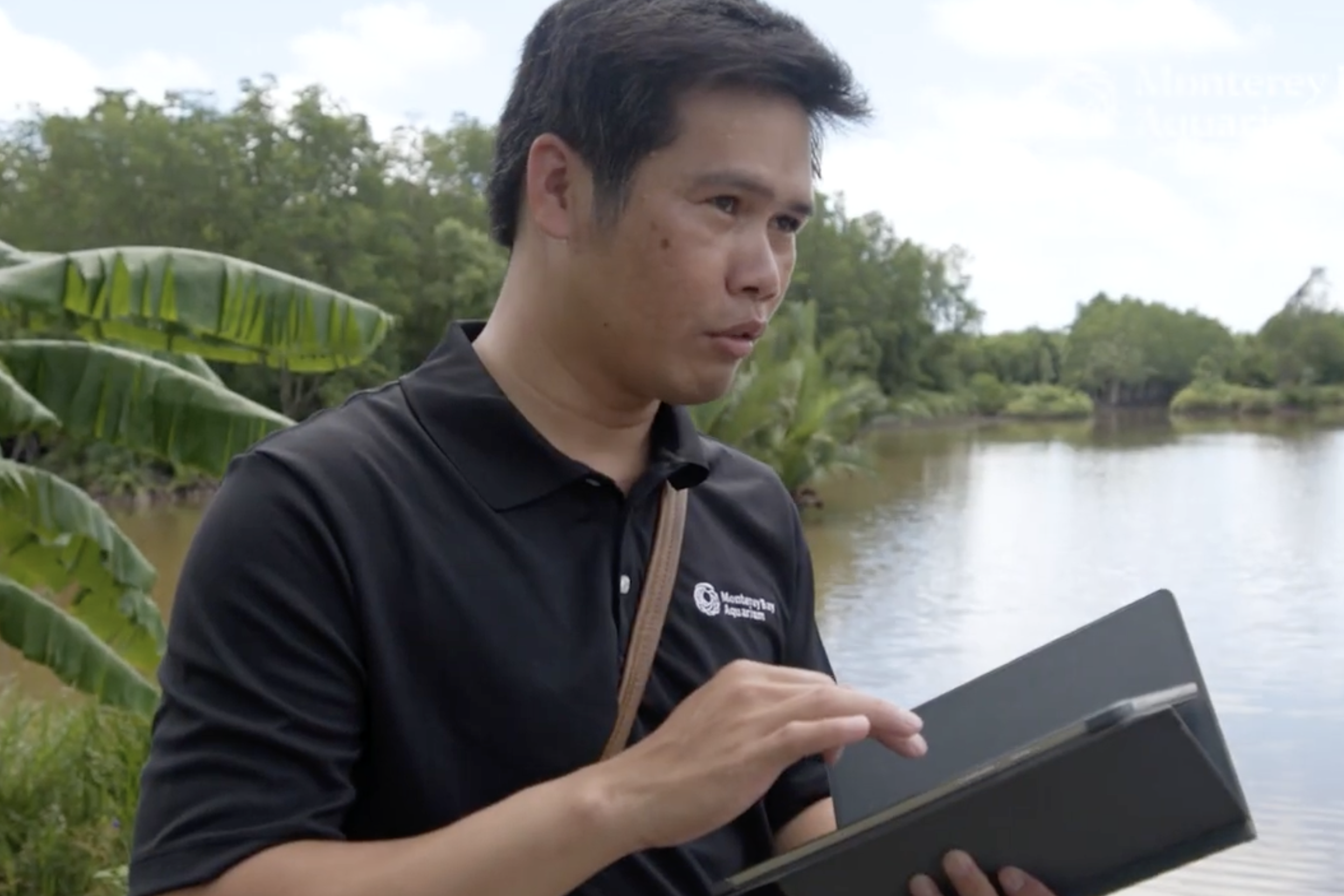 Monterey Bay Aquarium Global Fellow and Vietnam Program Manager Do Vu Linh talks to small-scale shrimp farmers about verifying their farms as sustainable.